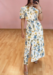 Vestido con mangas de flores