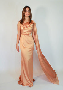 Vestido un hombro chedron con capa