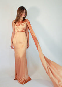 Vestido un hombro chedron con capa