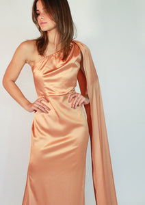 Vestido un hombro chedron con capa