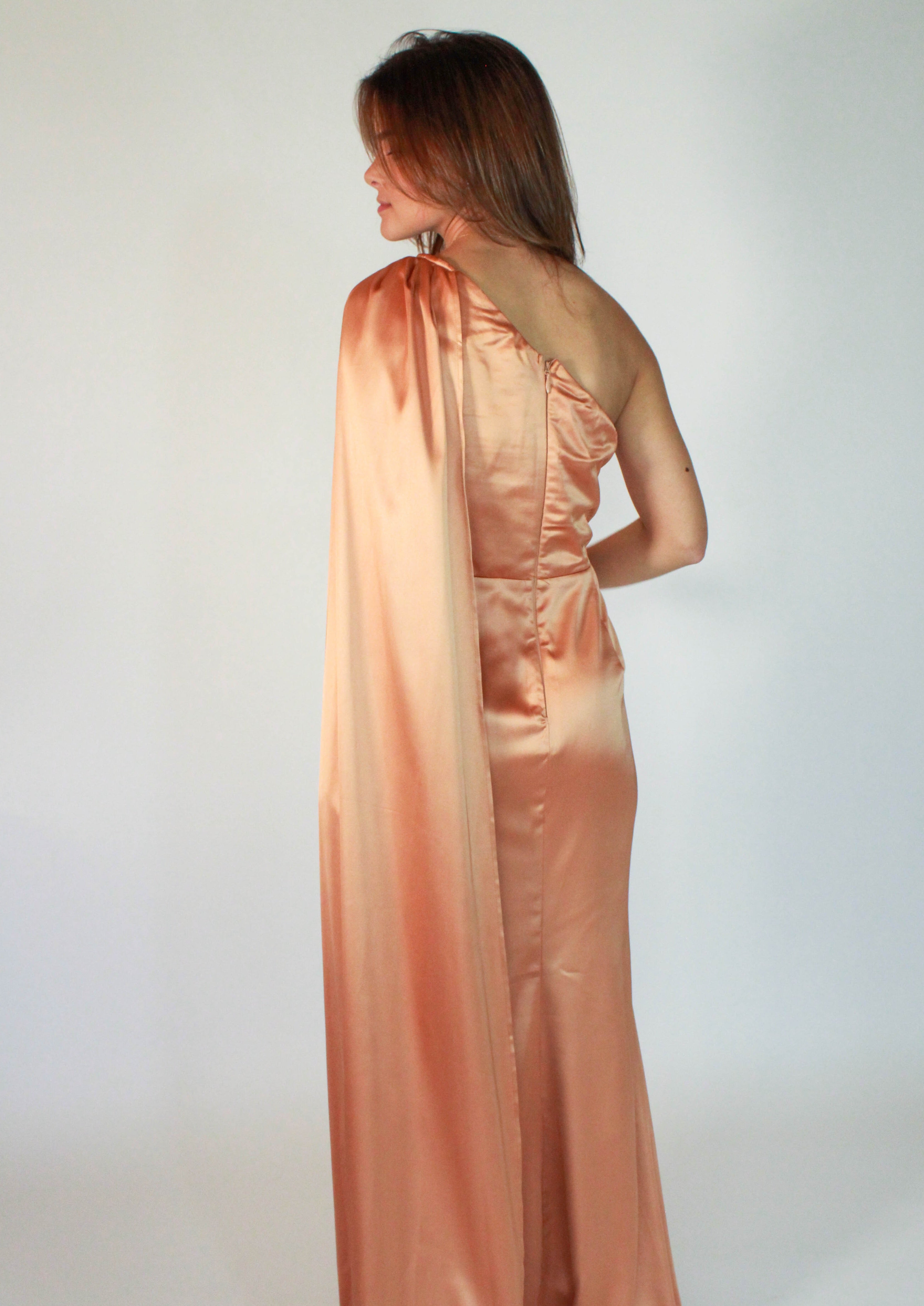 Vestido un hombro chedron con capa