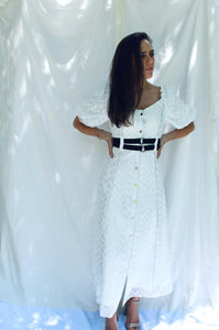 Vestido Blanco Con Cinto y Hombreras